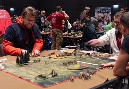 spelers die een strategisch bordspel spelen tijdens een evenement